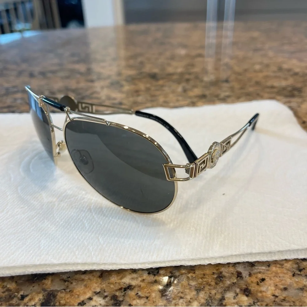 EUC authentic Versace womens sunglasses pilot aviator gold Medusa metal​
